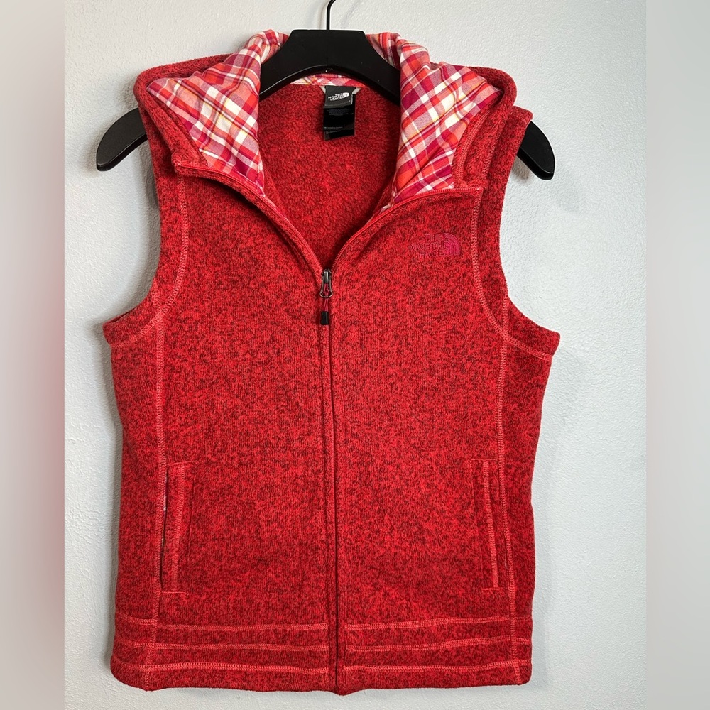 The North Face women’s Medium Heathered Red Crescent Novelty Knit Hooded Vest